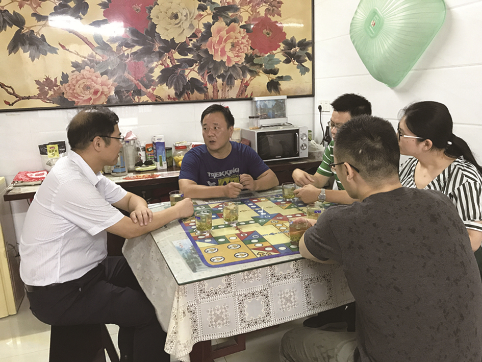 T市總工會(huì )副主席張小軍(左)一行到公司特困職工呂亞新家中走訪(fǎng)慰問(wèn).jpg