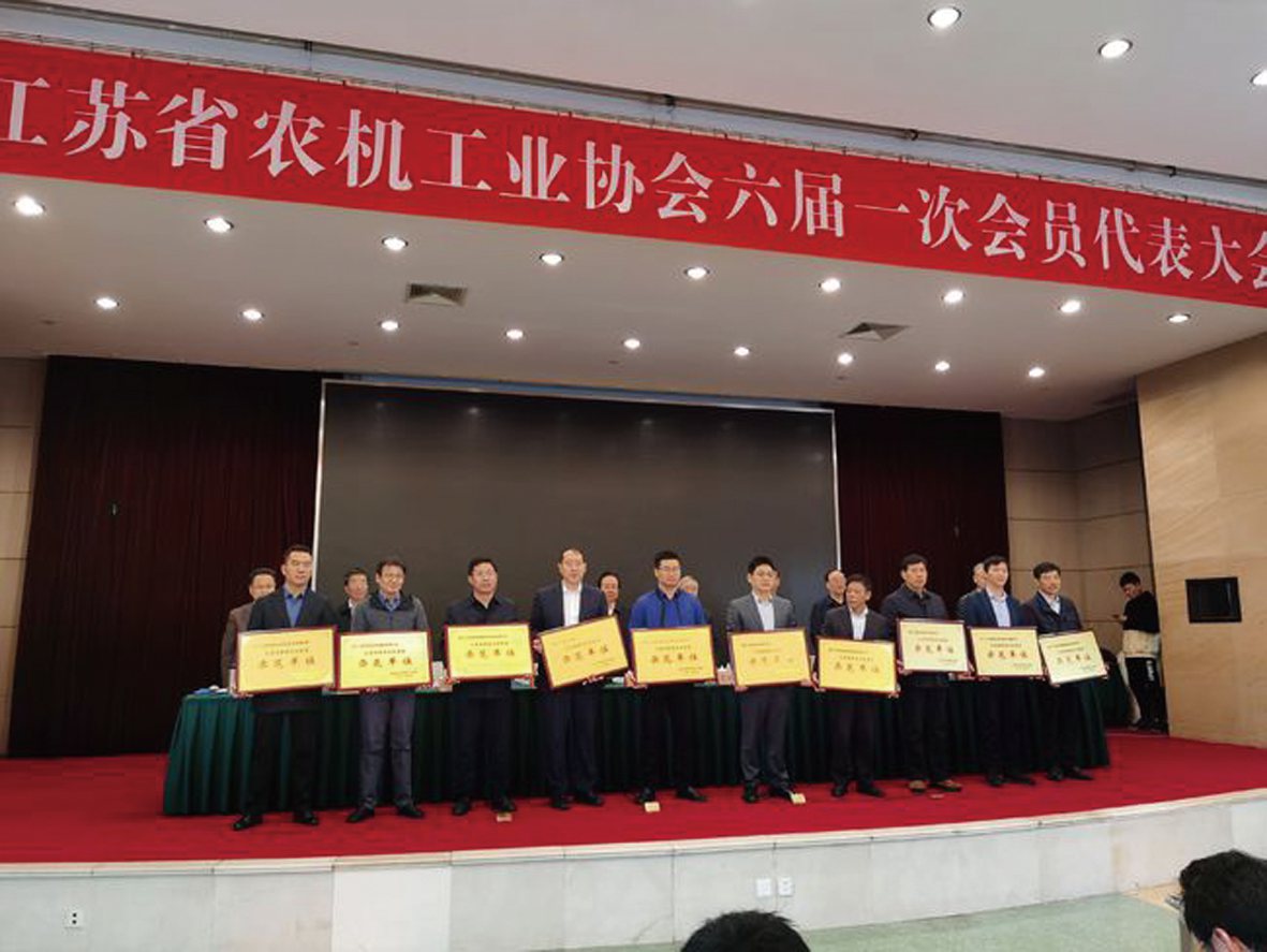 圖為公司副總經(jīng)理謝國忠(右五)代表公司上臺領(lǐng)獎.jpg