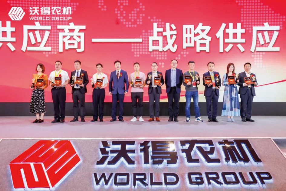 圖為公司代表(左一)代表公司上臺領(lǐng)獎_副本.jpg