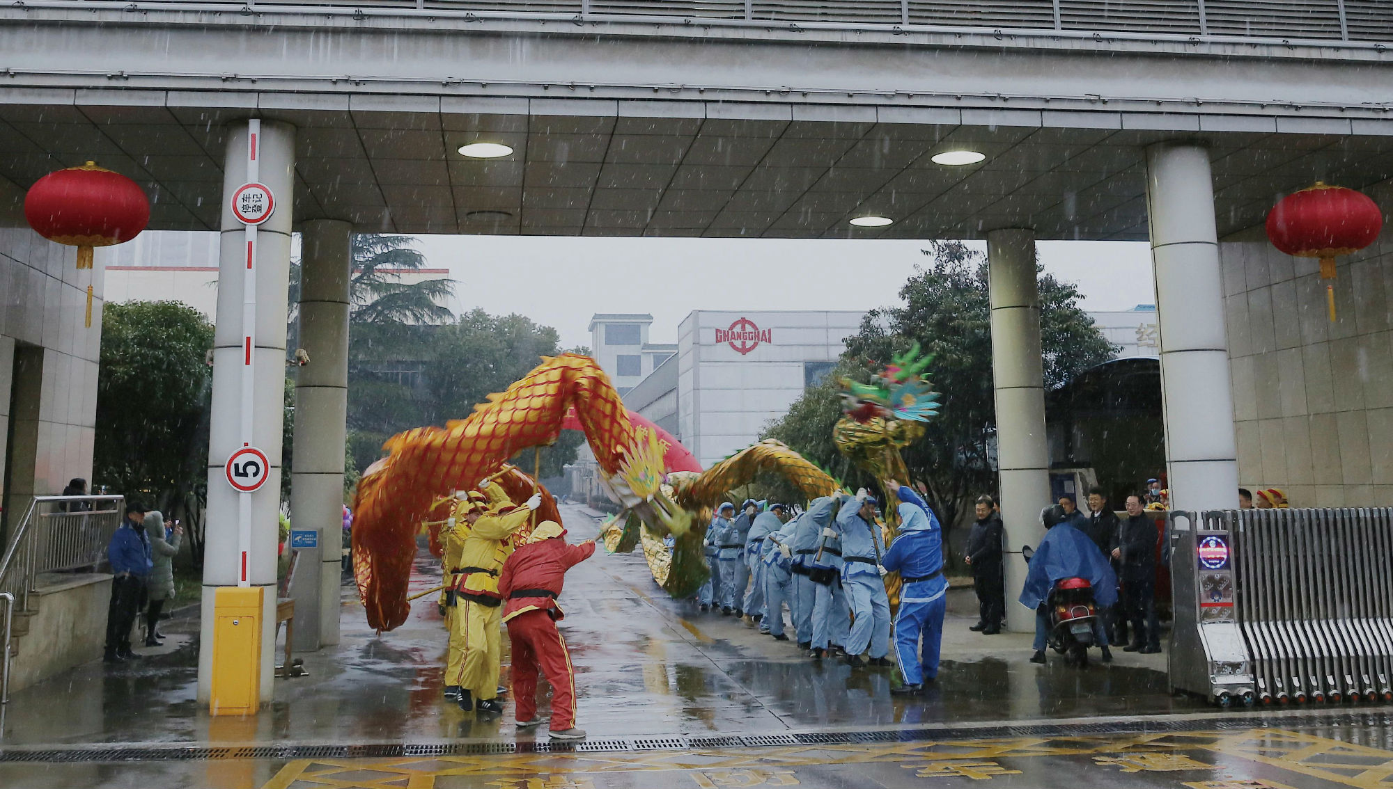 春節后上班第一天:公司領(lǐng)導向職工拜年送祝福_副本.jpg