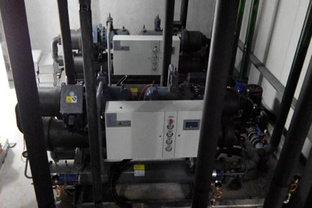 為什么水冷螺桿式冷水機(jī)組中會有污垢沉積？